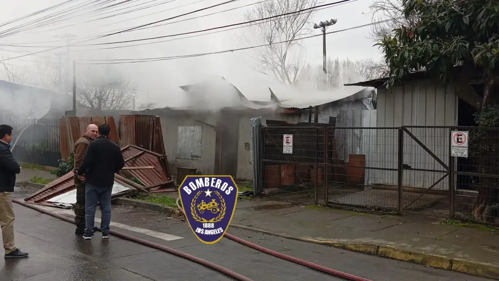 Adulto mayor damnificado tras incendio en vivienda de la población 21 de Mayo en Los Ángeles, Bomberos de Los Ángeles