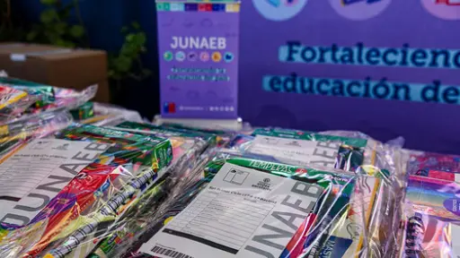 Junaeb entregó sólo un tercio de kits de útiles escolares y con meses de retraso