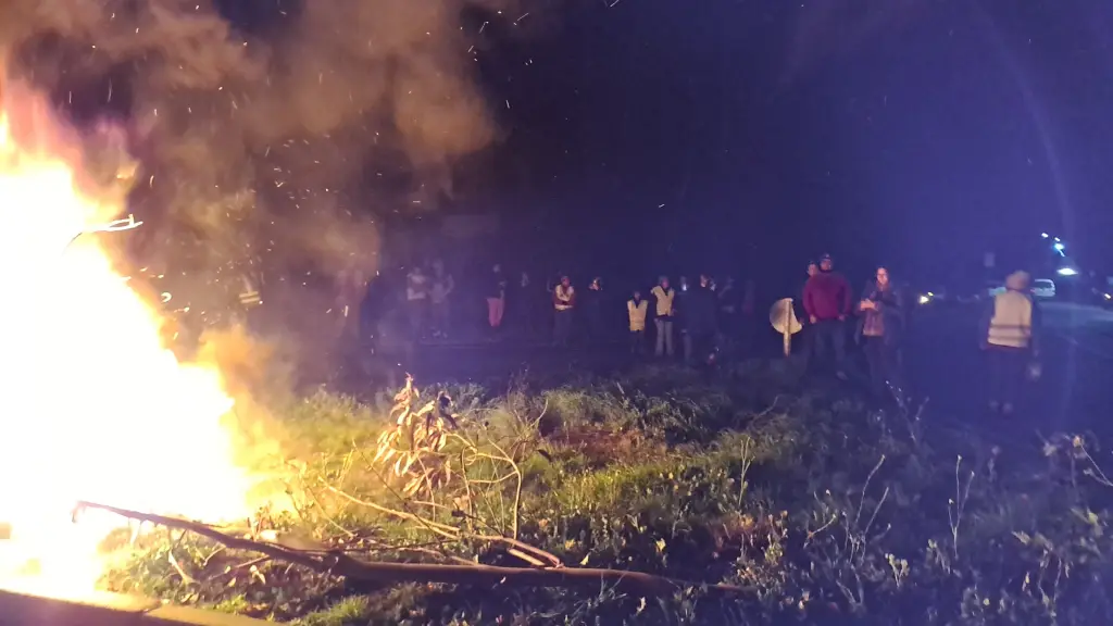 Vecinos de Mulchén bloquean Ruta 5 Sur en protesta por constantes cortes de luz y agua, cedida