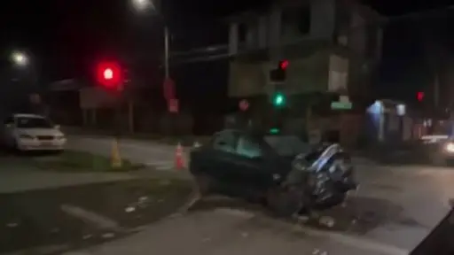 Violento accidente de tránsito deja un vehículo destruido en Los Ángeles