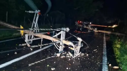 Ultimo minuto: Caída de postes eléctricos mantiene ruta cortada en camino a Cerro Colorado