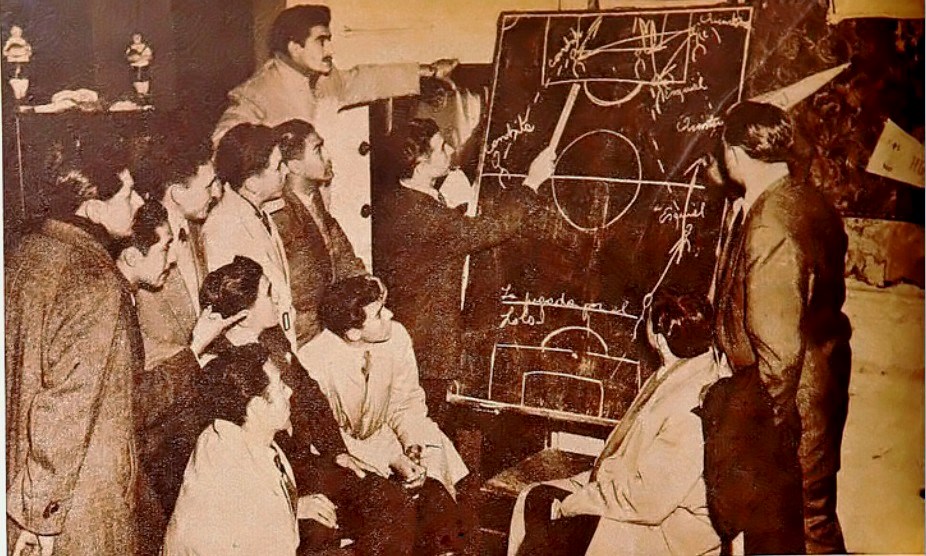 Foto de la revista Estadio del 14 de julio de 1951. Allí Cassorla traspasa lo aprendido en Inglaterra a sus jugadores de Iberia / Archivo Revista Estadio