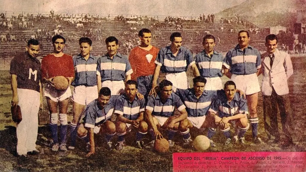 Iberia Campeón del Ascenso amateur 1945. Esta fotografía apareció publicada en la Revista Estadio el 5 de enero de 1946. De pie, de izquierda a derecha C. aparecen: Oyarzún, L. Arcos, Lolo Araya, L. Romero, J. Morsal, O. González, L. Ponce, A. Riveros y Alberto Cassorla (director técnico). Agachados: A. Aller, J. Vergara, O. Zúñiga, N. Flores e Ivan Mayo, Archivo Revista Estadio
