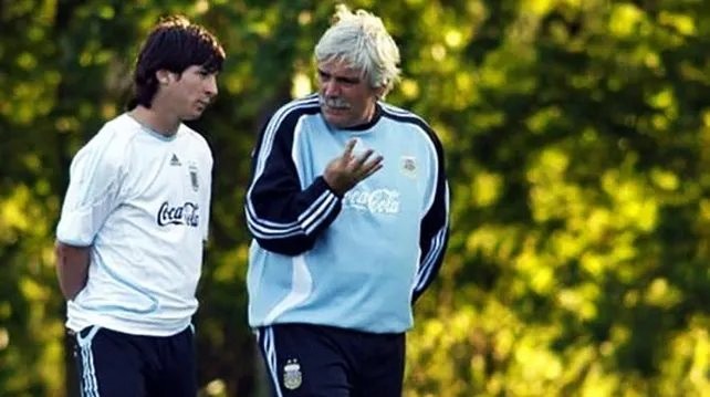 En los primeros años de Lionel Messi en la Selección argentina, recibiendo los consejos de Gerardo Salorio / Cedida