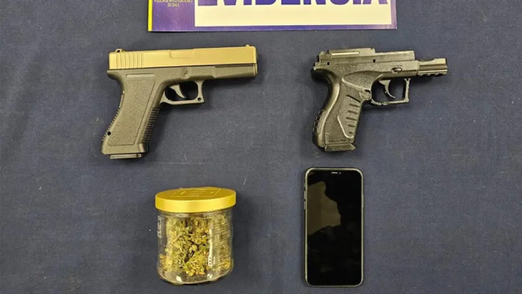 Tres menores y un adulto detenidos por amenazas con armas de fuego y posesión de drogas en liceo capitalino, PDI