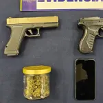 Tres menores y un adulto detenidos por amenazas con armas de fuego y posesión de drogas en liceo capitalino, PDI