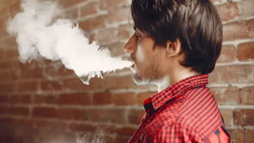 Nueva ley regula vapeadores mientras expertos alertan graves riesgos para la salud