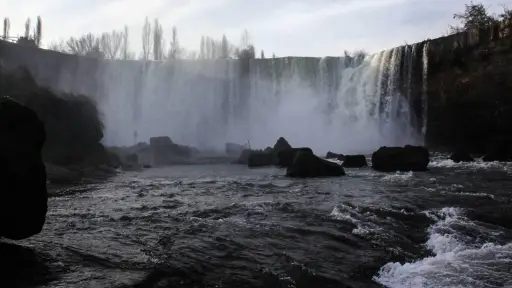 Salto del Laja sigue operativo para el turismo pese al sistema frontal en Biobío: caudal se mantiene estable