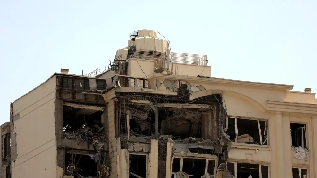 Un edificio dañado por ataques aéreos israelíes, al norte de Teherán, Irán, el 13 de junio de 2025,  Israel lanzó ataques contra Irán y su capital, Teherán, la madrugada del 13 de junio, causando la muerte de importantes figuras militares, entre ellas el Jefe del Estado Mayor de las Fuerzas Armadas, Mohammad Bagheri, y el Comandante en Jefe del Cuerpo d