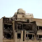 Un edificio dañado por ataques aéreos israelíes, al norte de Teherán, Irán, el 13 de junio de 2025,  Israel lanzó ataques contra Irán y su capital, Teherán, la madrugada del 13 de junio, causando la muerte de importantes figuras militares, entre ellas el Jefe del Estado Mayor de las Fuerzas Armadas, Mohammad Bagheri, y el Comandante en Jefe del Cuerpo d