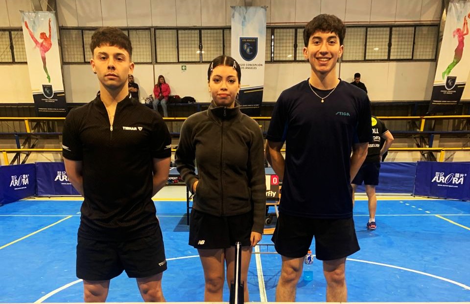 Jaime Lama (Chillán), Rafaella Jaramillo y Martín Peña (Los Ángeles) posan en la final todo competidor / La Tribuna