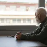 Según especialista, el abandono de adultos mayores “habla de todo lo que nos falta como sociedad en lo cultural”., Freepik