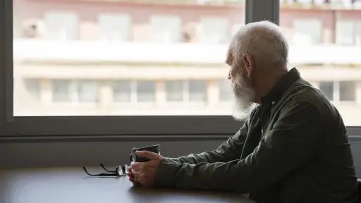 La otra cara del envejecimiento: miles de adultos mayores son abandonados en hospitales del país