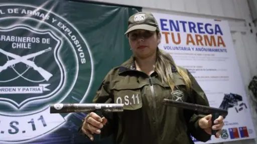  Contraloría detecta graves fallas en control de armas de Carabineros: se omitieron denuncias y fiscalizaciones