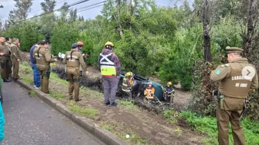 Vehículo termina volcado en una zanja en Yumbel 