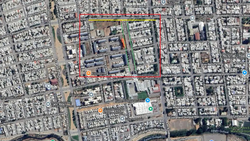 La denuncia se concentra en calle Bombero Francisco Rioseco, entre Las Azaleas y Manquehue, fuera del tramo regulado de la feria libre establecido en calle Santiago.  / Google Maps