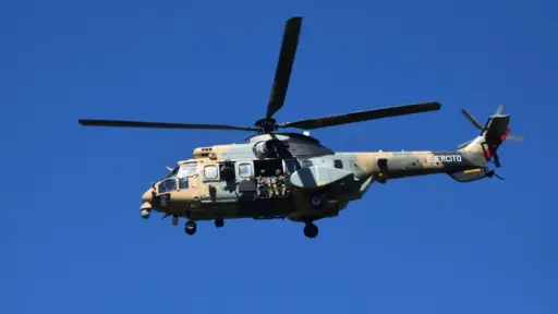 Falla mecánica obliga a helicóptero del Ejército a aterrizar de emergencia en zona rural de Traiguén