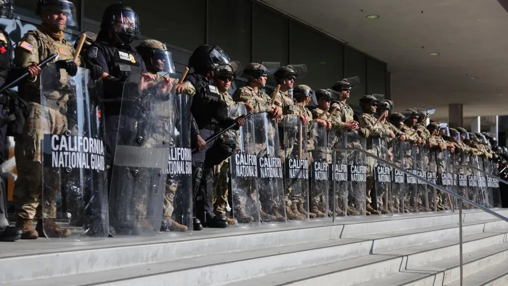 Miembros de la Guardia Nacional de California se encuentran frente al Edificio Federal durante las protestas provocadas por redadas migratorias en Los Ángeles, California, EE, UU