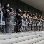 Miembros de la Guardia Nacional de California se encuentran frente al Edificio Federal durante las protestas provocadas por redadas migratorias en Los Ángeles, California, EE, UU
