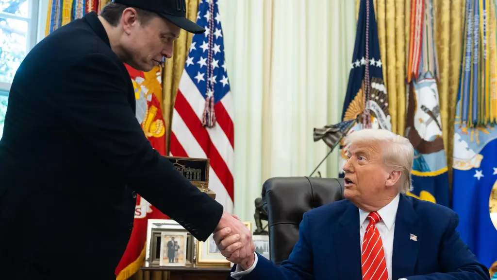 El presidente de los Estados Unidos, Donald Trump (d), y Elon Musk se dan la mano durante una conferencia de prensa en la Oficina Oval de la Casa Blanca en Washington, DC, EE, UU