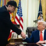 El presidente de los Estados Unidos, Donald Trump (d), y Elon Musk se dan la mano durante una conferencia de prensa en la Oficina Oval de la Casa Blanca en Washington, DC, EE, UU