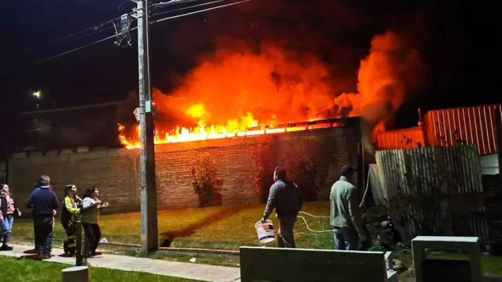 La emergencia fue atendida por voluntarios de Bomberos de Cauquenes, quienes trabajaron arduamente para controlar el rápido avance del fuego en la vivienda., analizamaule.cl