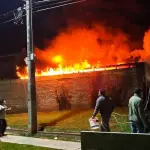 La emergencia fue atendida por voluntarios de Bomberos de Cauquenes, quienes trabajaron arduamente para controlar el rápido avance del fuego en la vivienda., analizamaule.cl
