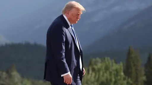 Trump deja abierta la puerta a una ofensiva militar en Irán: Nadie sabe lo que voy a hacer