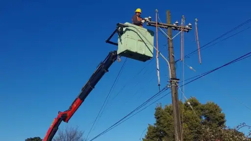 Los Ángeles: Realizan trabajos de reparación eléctrica en sector Paillihueco tras sistema frontal