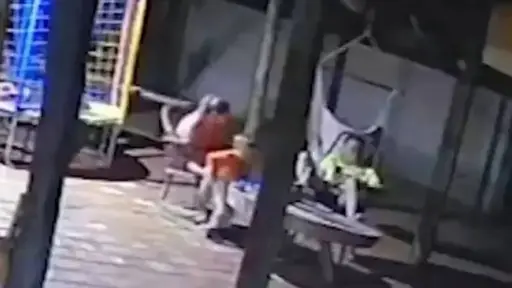 Niño de 2 años dispara accidentalmente y mata a su madre con arma del padre en Brasil