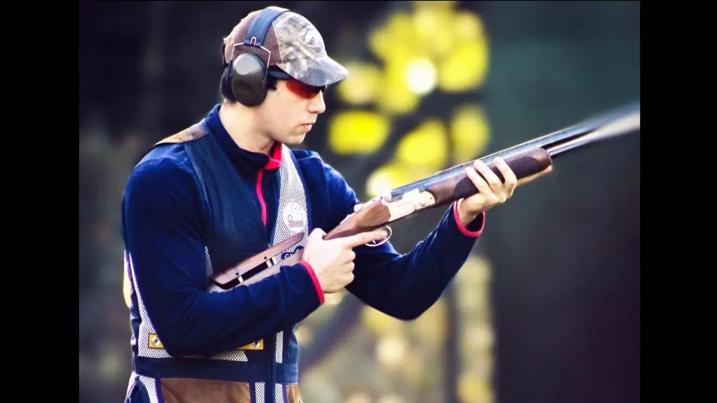 Hernán Corvalán celebra tras establecer el nuevo récord nacional con 59 platos derribados de 60 posibles, La Tribuna