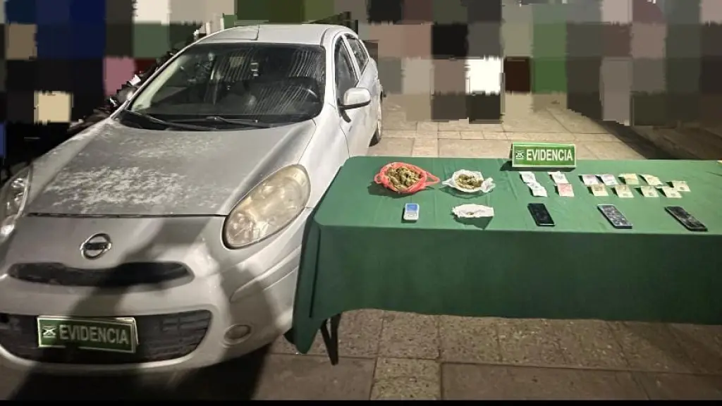 Un vehículo, droga y diversas especies fueron incautadas por Carabinberos., Cedida