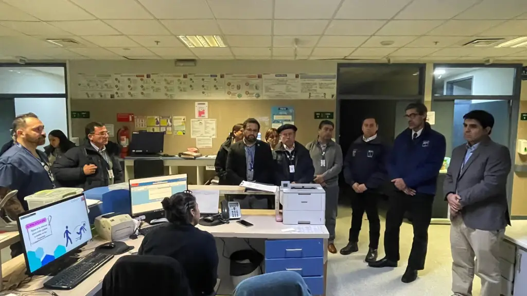 El subsecretario de Redes Asistenciales, Bernardo Martorell, recorrió las dependencias del hospital junto al director Alejandro Manríquez y equipos para constatar el funcionamiento tras la crisis., Cedida