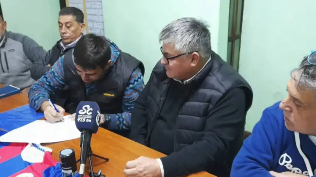 El momento de la firma del acuerdo entre Iberia y Anfa Biobío-Los Ángeles, La Tribuna