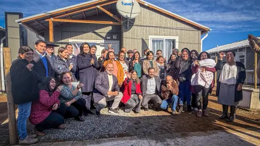 Después de tres décadas de espera familias de Rucalhue reciben su casa propia 