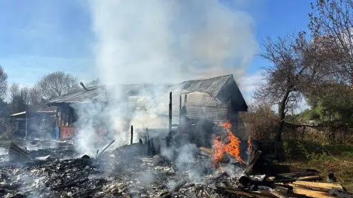 Incendio consume totalmente una vivienda en Santa Bárbara