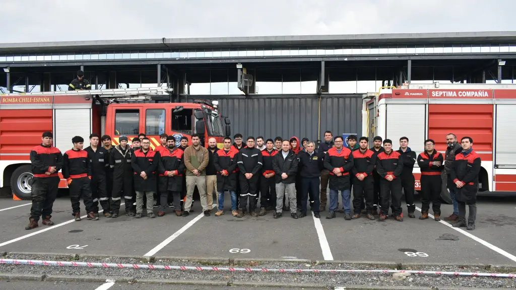 Los estudiantes del Área de Mecánica, Electromovilidad y Mantenimiento Industrial, con apoyo de sus docentes, revisaron el estado de 30 carros de Bomberos de Los Ángeles.