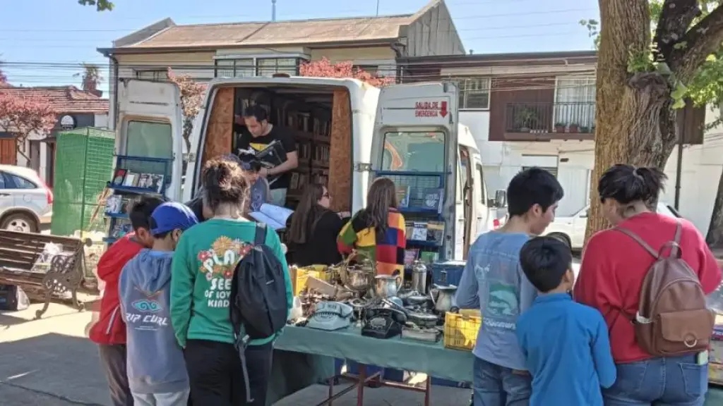 Librería Móvil de Plaza Pinto enfrenta futuro incierto por uso de espacio: municipio revisará el caso, Diario La Tribuna