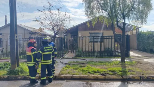 Incendio consume bodega de casa habitación en Los Ángeles