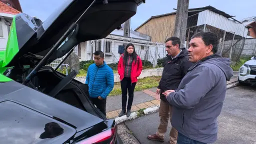 Nacimiento da un paso hacia la electromovilidad con primer taxi eléctrico de la comuna