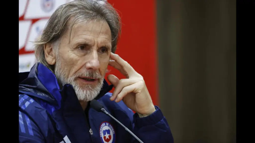 El entrenador de la selección chilena, Ricardo Gareca, habla durante una rueda de prensa, EFE