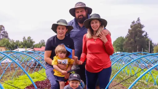 Gracias a mis abuelos soy lo que soy: La historia del agricultor que cambió las calles por los surcos