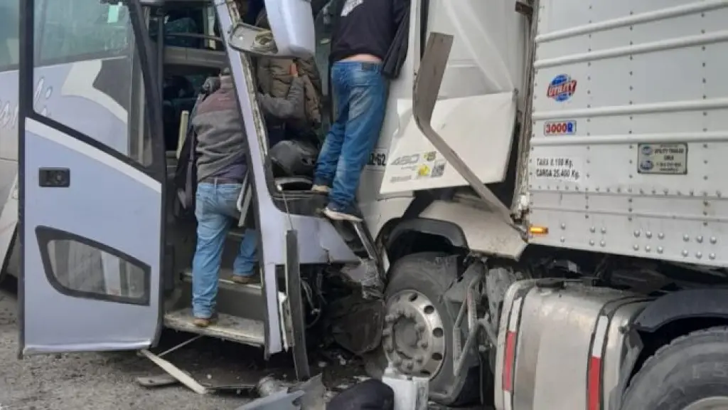 Un muerto y más de veinte heridos tras violento choque entre bus y camión en Coyhaique, Diario La Tribuna