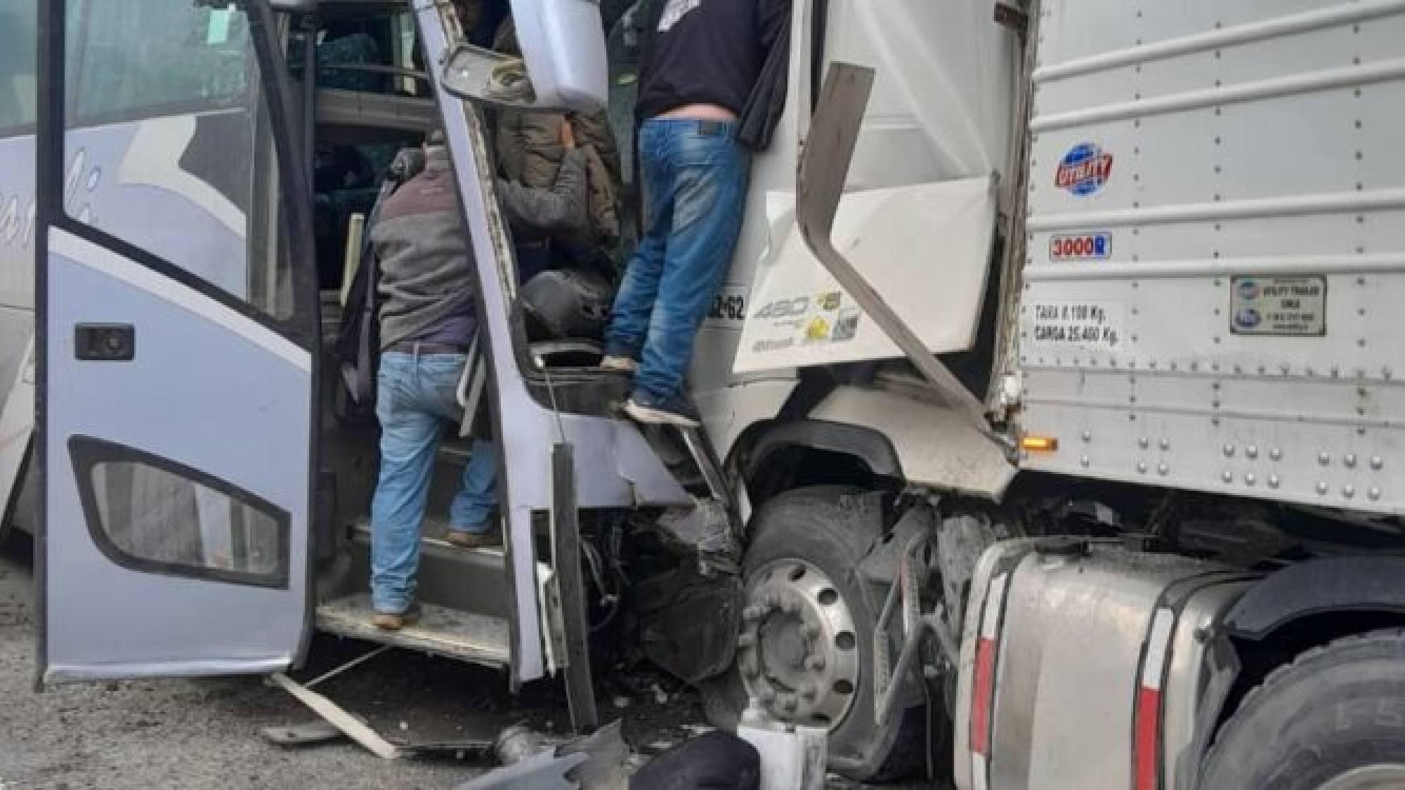 Un muerto y más de veinte heridos tras violento choque entre bus y ...