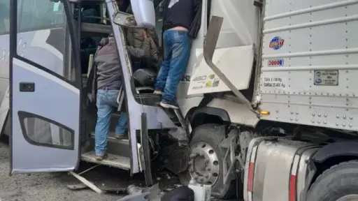 Un muerto y más de veinte heridos tras violento choque entre bus y camión en Coyhaique