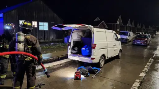 Prendió un cigarro y su furgón explotó: conductor quedó en riesgo vital en Punta Arenas