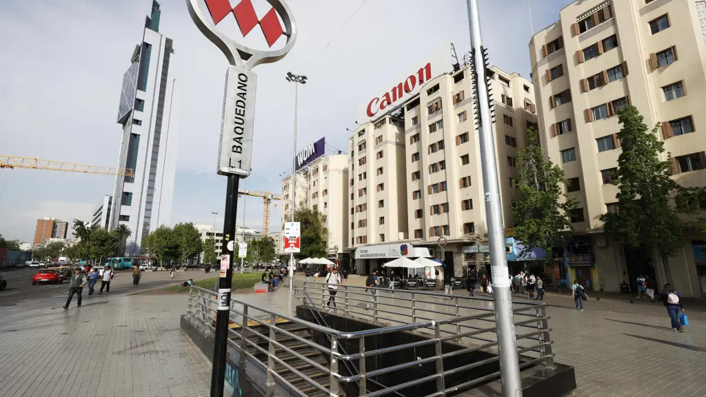 Fotografía de archivo que muestra un acceso a la estación de metro Baquedano, en Santiago (Chile),  EFE/Elvis González