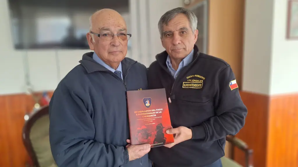 Entrega de ejemplar: “De caballeros del fuego a profesionales de la emergencia”., Gentileza
