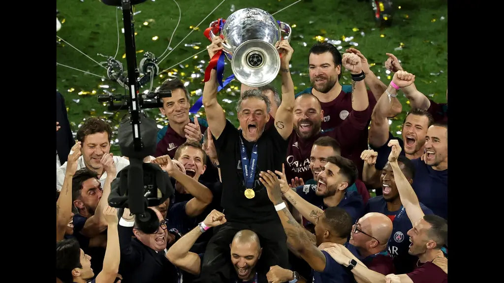 Celebración del PSG tras ganar su primera Liga de Campeones, título por el que fue felicitado por Kylian Mbappé, jugador del Real Madrid que militó siete temporadas en el club parisino. , EFE
