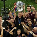 Celebración del PSG tras ganar su primera Liga de Campeones, título por el que fue felicitado por Kylian Mbappé, jugador del Real Madrid que militó siete temporadas en el club parisino. , EFE